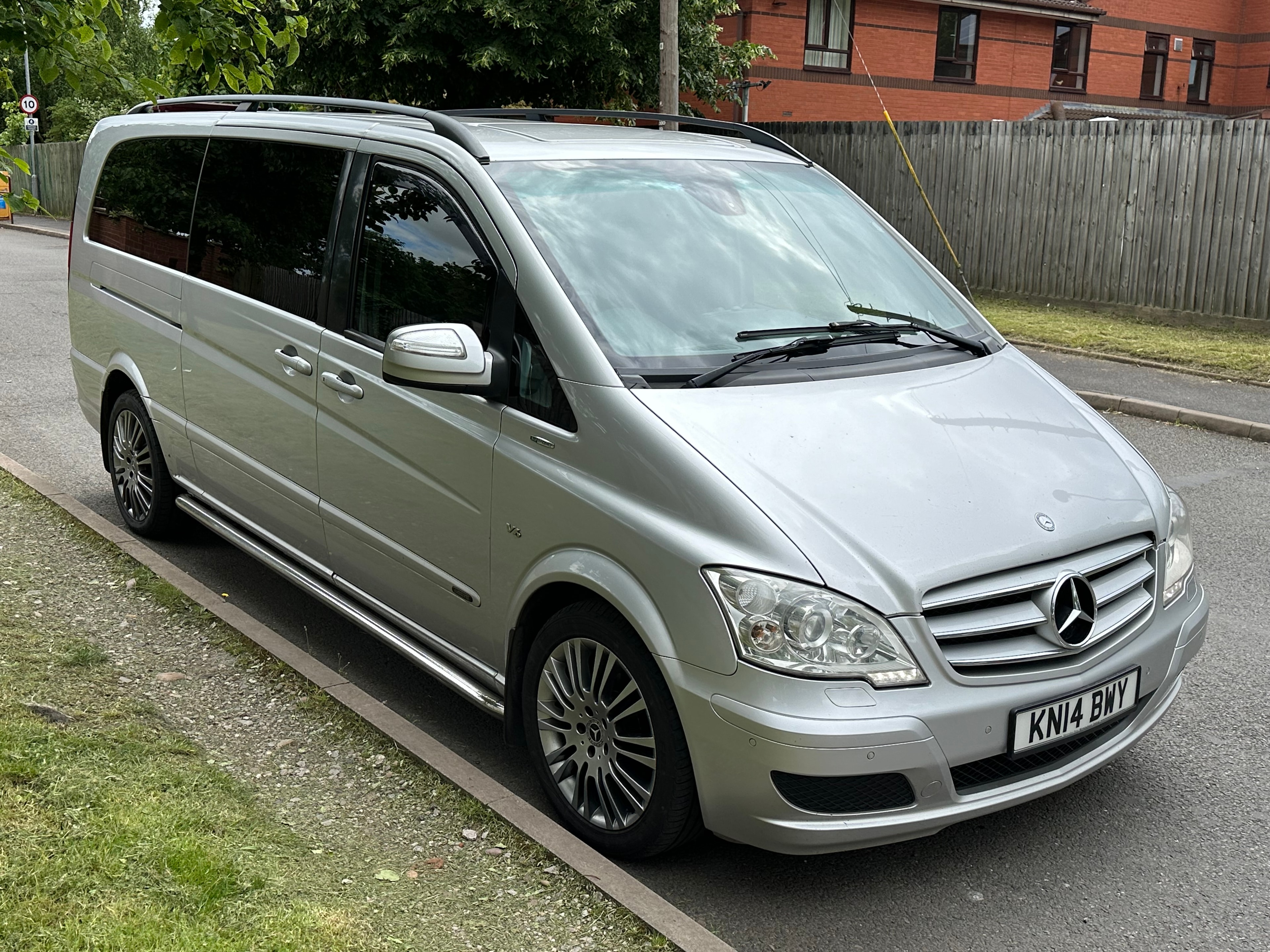 Mercedes Viano front three-quarter